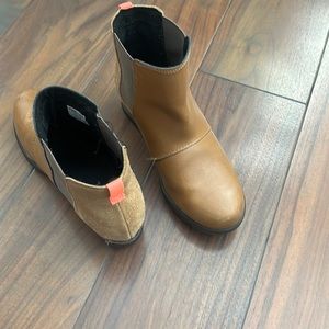 Little girl size 3 sorel boots. Super cute and cozy!